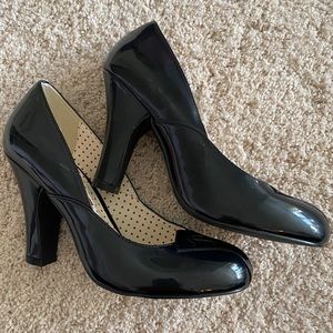 [b.a.i.t] Black Vonda Patent Pumps